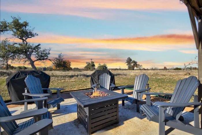 Bonny Bluebonnets Cottage with Stunning Hill Country Views