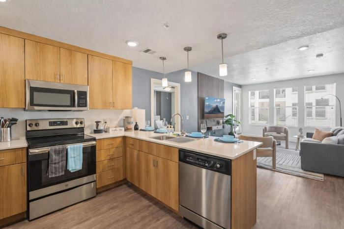 Central Salt Lake 2BR Suite Garage Parking Gym & Outdoor Fire Lounge