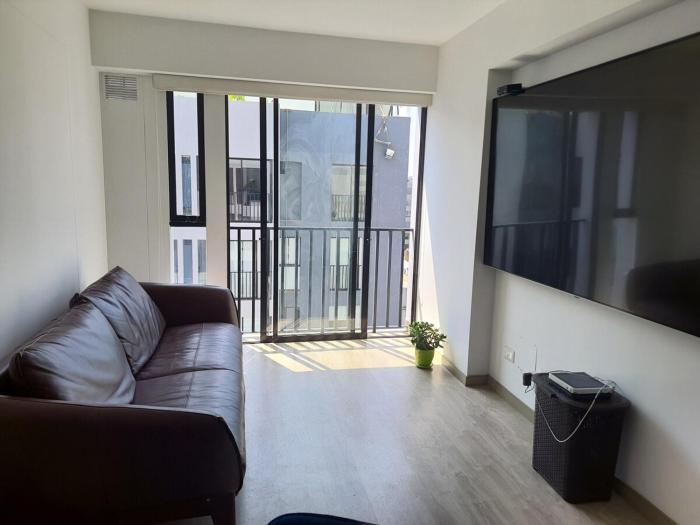 Modern, comfortable 2-bedroom apartment with 86 TV, garage, and queen-sized bed