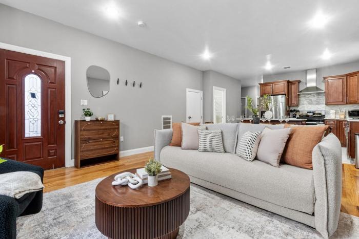 Modern Designer 3BR Sleeps 9 Parking NYC