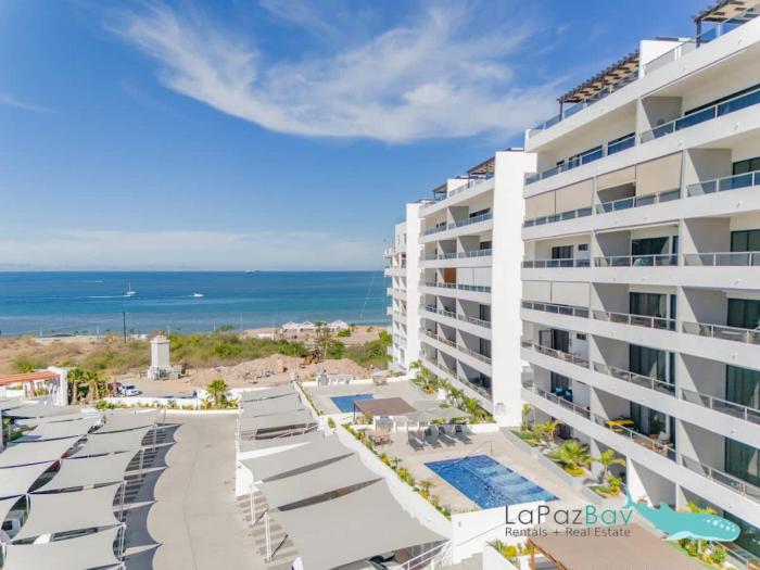 Studio pool steps to Malecon