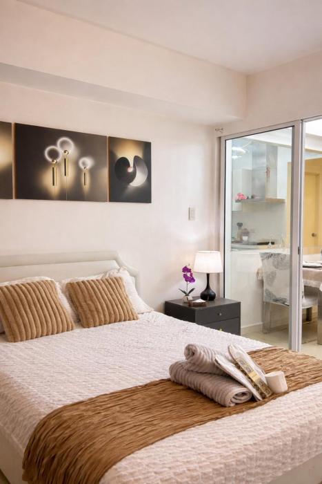 Cozy Staycation Near MOA with Pool Access Netflix WiFi Good for 4