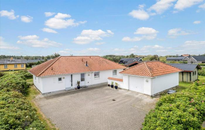 Beautiful Home In Blokhus With Wifi