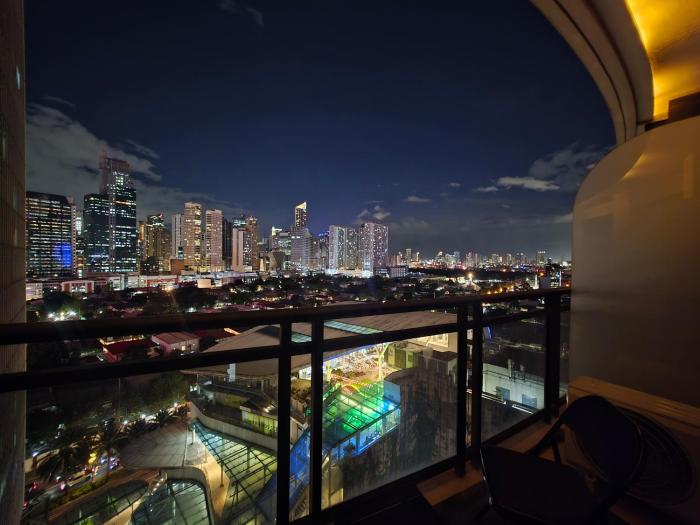 Cozy 1-BR Stay in Makati with Pool, Gym, WiFi, Netflix, Great Views