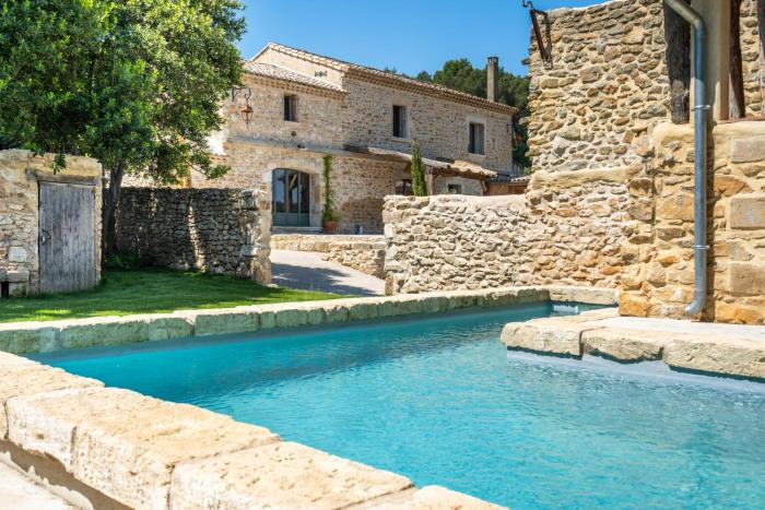 Mas en pierre calme et confort