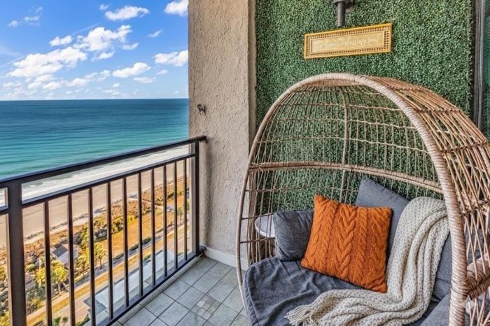 Beachfront Balcony & Free Beach Chairs