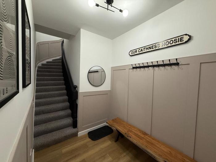 The Drapers - by Caithness Luxury Apartments NC500 - 4 Bedroom Luxury Central NC500 Apartment-Sleeps 8- Sleeps Work teams upto 4 & holiday makers upto 8 - BUDGET FRIENDLY FOR LONG STAY TRADES - CONTACT US -
