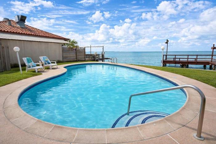 Bayfront w-docks & fish 3 Patios Prime Location