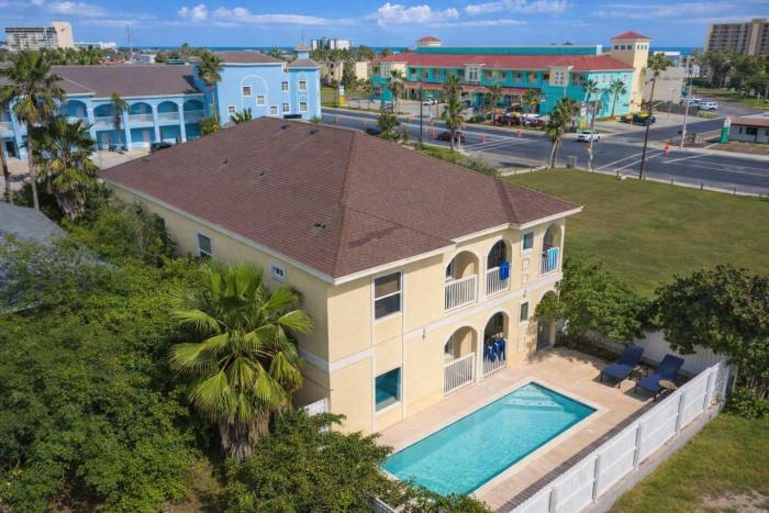 Oversized 2 Bedroom Modern Pool Near Beach