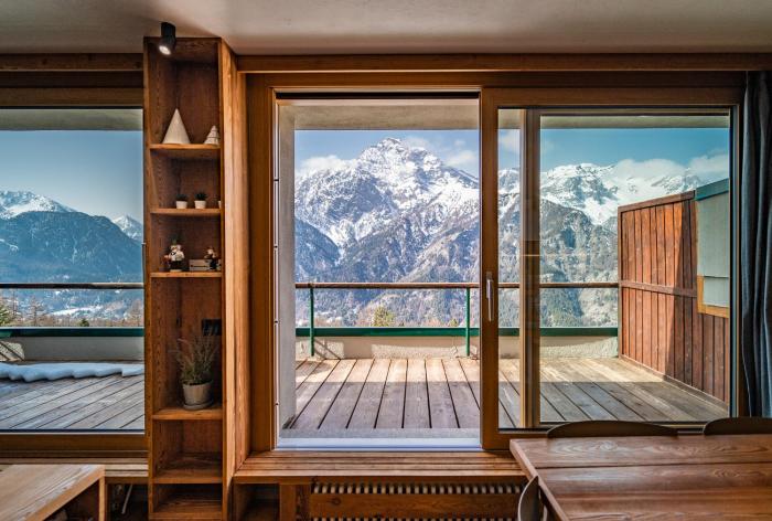 Luxury 9-Bed Apartment Steps from Ski Slopes with Parking & Ski Box