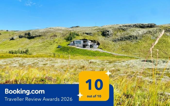 Modern Cottage with Mountain View