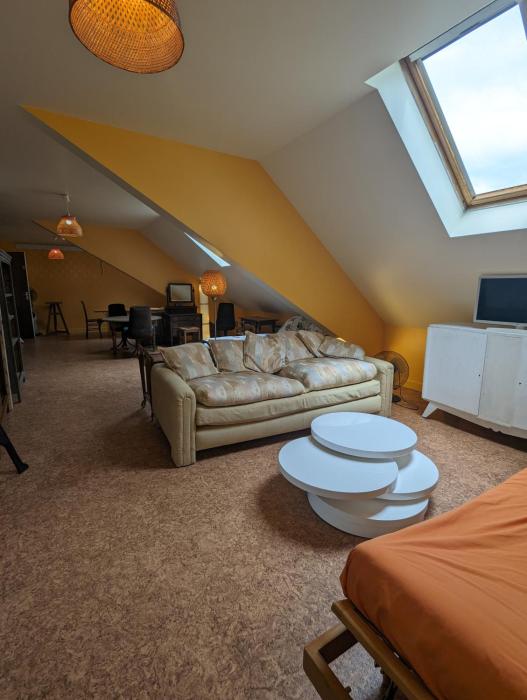 Grand studio indépendant 3eme Etage a côté de la gare