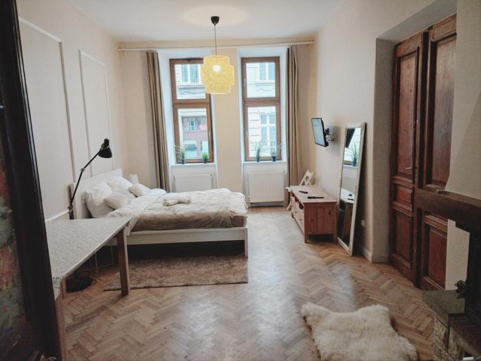 city center 2 separte rooms 1 kitchen very quite 70m