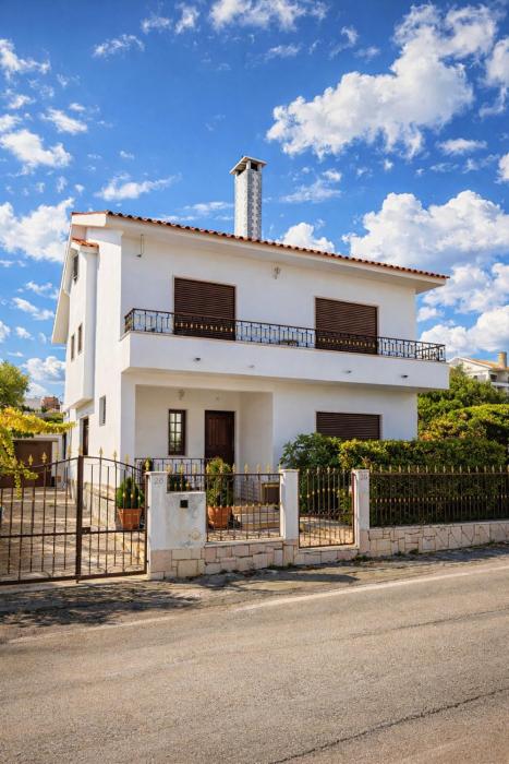 Terraço 26 - 8BR Villa Sleeps 22, Garden & Terrace, Near Lisbon & Beaches
