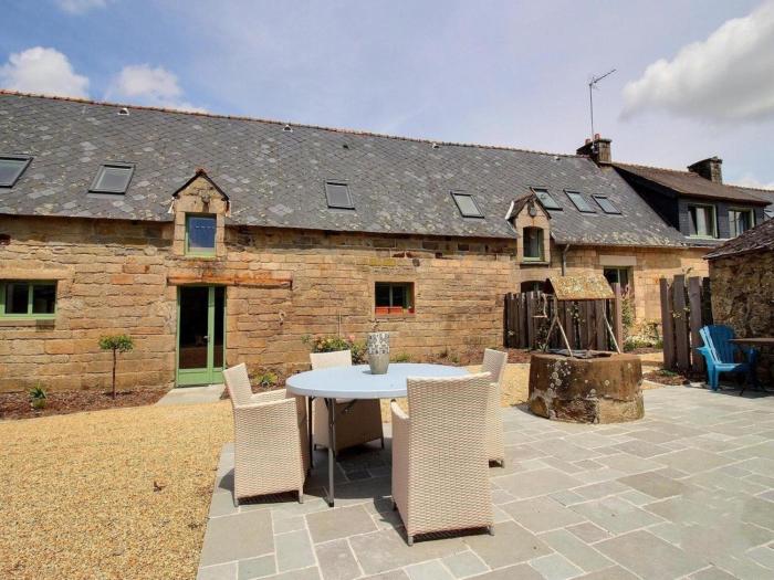 Lovely holiday cottage in Neulliac