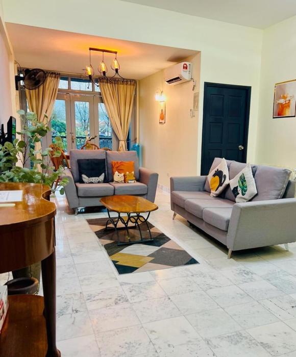 Cathouse-Roamia Retreat-Spacious & Cozy 3 BHK Family Home - Sleeps 8
