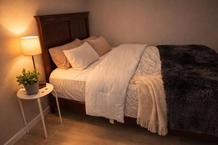 New cozy 2 bedroom suite With private entrance, sleeps 4, 10 minutes to west Ed