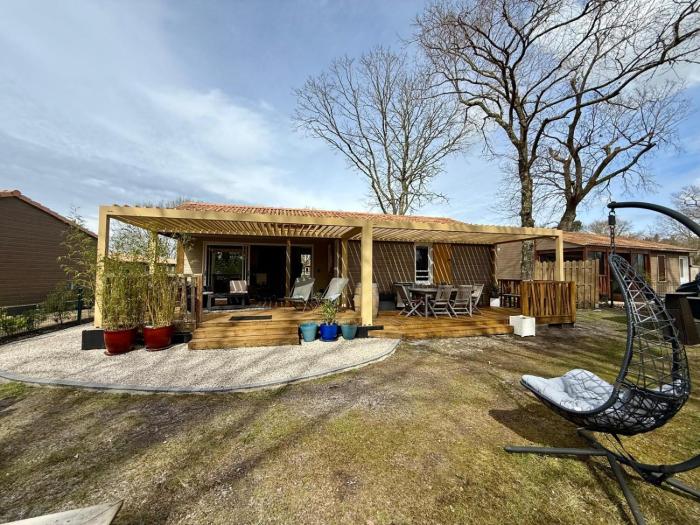 Chalet 18 tout confort pour un séjour dans domaine avec Piscine et en bordure Lac avec plage artificielle