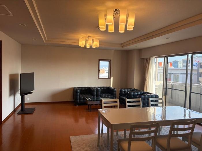 Grand Mare Tenmabashi 1500, 130 m2 luxury penthouse Apartment with a view of Osaka Castle, 2-minute walk from Tenmabashi Station