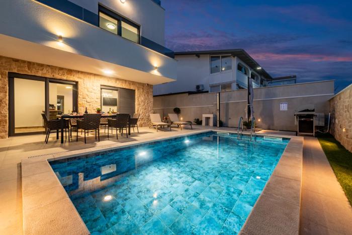 Seaview Twin Villa Royal with heated pool, jacuzzi and sauna - by TA Leut Agency