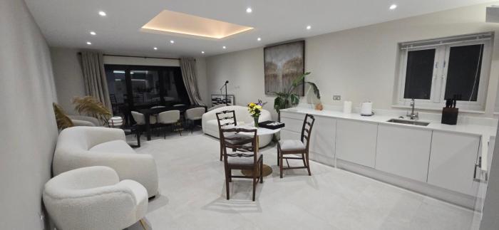 Modern 2 bed home with Ensuites & Private Parking