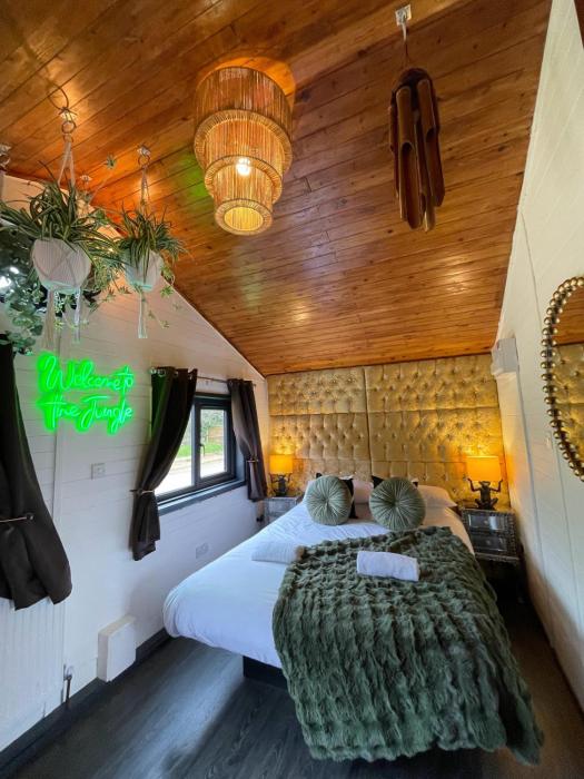 Otter 3 Lodge -Jungle Inspired -Dog Friendly -Private Hot Tub -Warminster-Bath-Salisbury