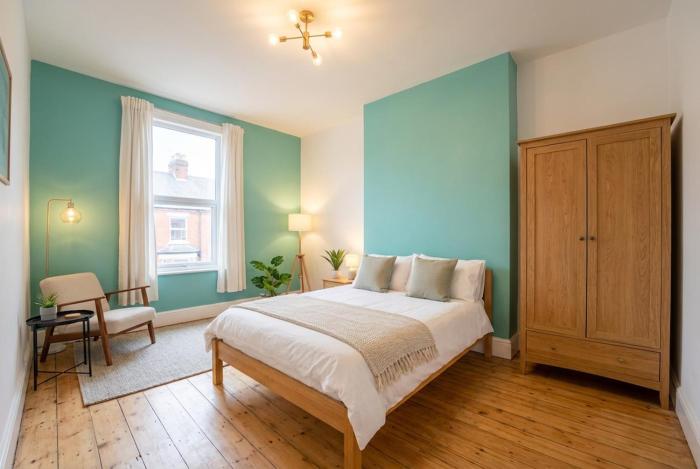 7 Bedroom Contractor House with Parking & FAST Wi-Fi