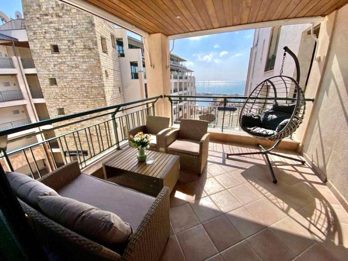 Deep Blue Horizon Studio By The Sea