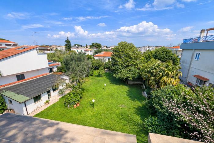 Villa just steps from the sea-Garden & Relax