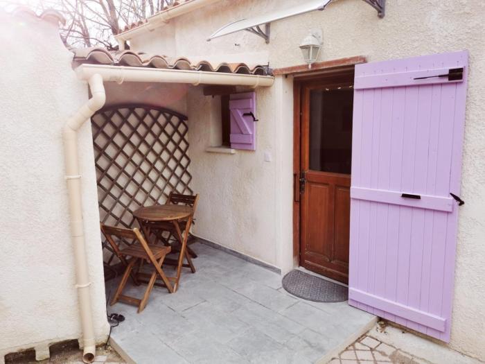 Petite Maisonnette avec cour et portail électrique