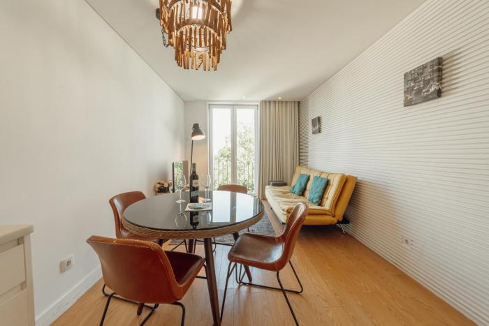 Downtown Bright Apartment With Balcony by Vacationy