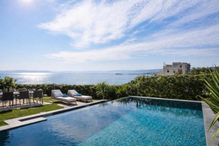 Enjoyer - Seafront apartment with PRIVATE Heated POOL and terrace