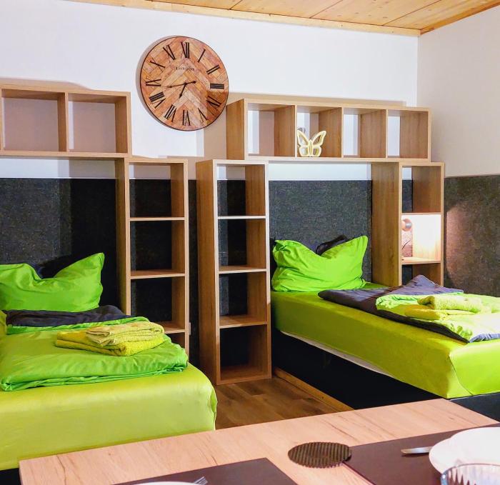 APARTMENTHAUS "AM KORNFELD" - 10 Gästewohnungen mit 1-3 Schlafzimmern, 40 Betten, Raucherbalkon, Reinigungs- & Wäscheservice, Grillgarten, Parkplatz