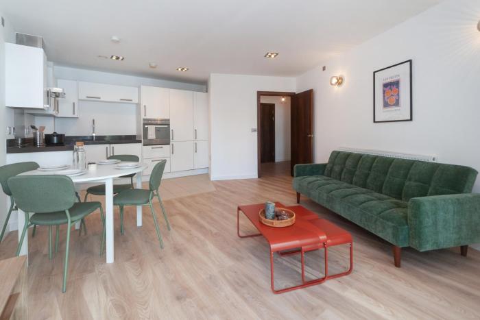 1BR Flat 2-mins to RAD 5 mins to Battersea Park