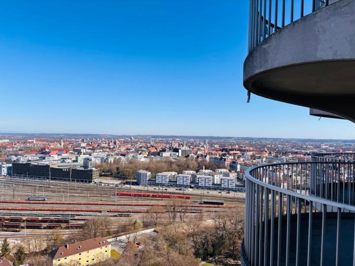 Skyline- 2 Zimmer-Apartment, Balkon, Messe & Bahnhof nah