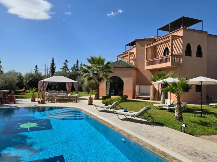 Exclusive Marrakech Villa - 7 Suites - Heated Pool - Staff Included - Sleeps 14