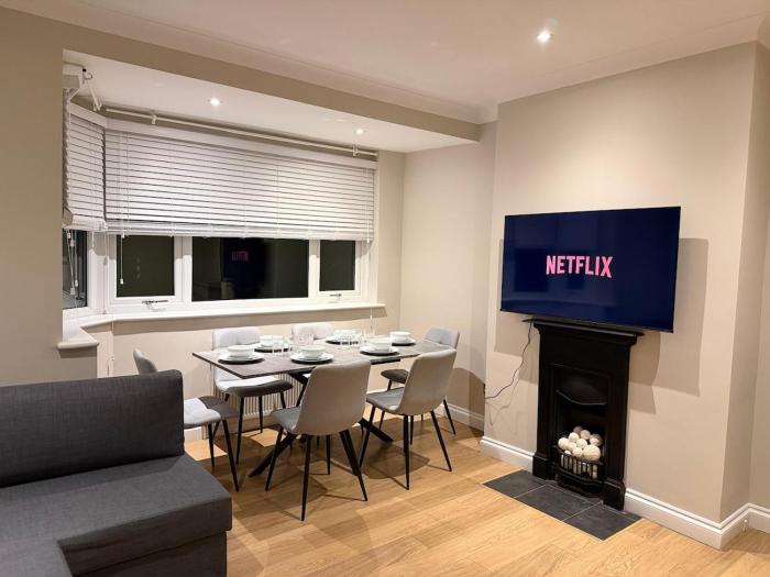 Amanah Properties - Spacious Harrow Home Sleeps 6 With Free Parking & Contractors