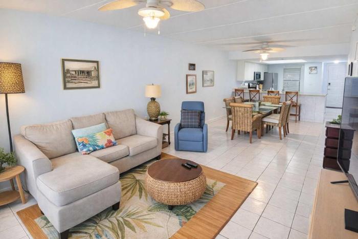 Resort like super heated pool & direct beach front