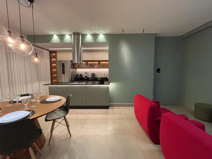 2Q Alto Padrão Ar, Vaga, Máquina de Lavar