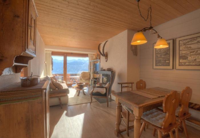 Appartement Gemeaux 204 sur la place du Village a Anzere avec vue sur les Alpes