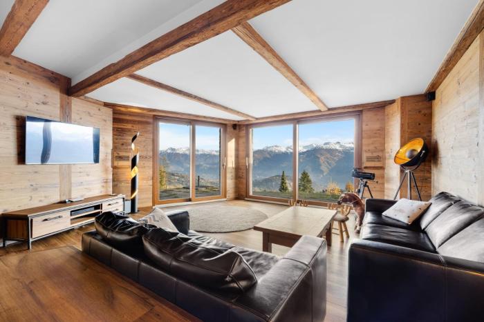 Sagittaire T06 sur la place du village a Anzere avec vue sur les Alpes