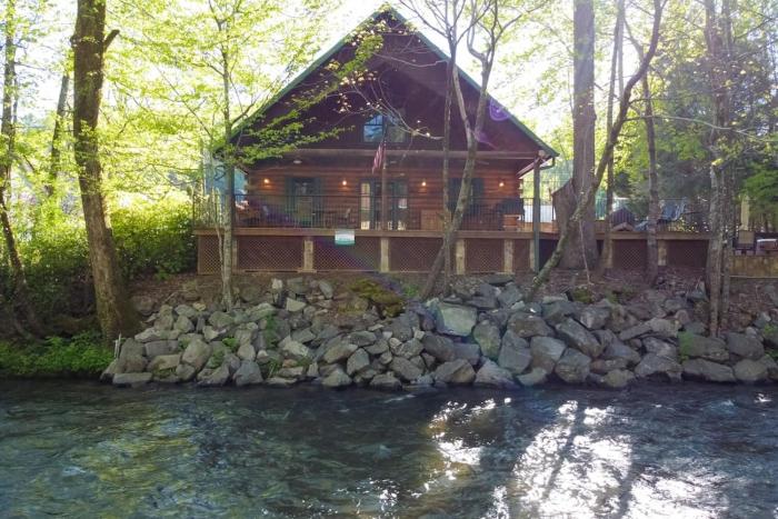Lazy River Days - Riverfront Cabin Downtown Helen