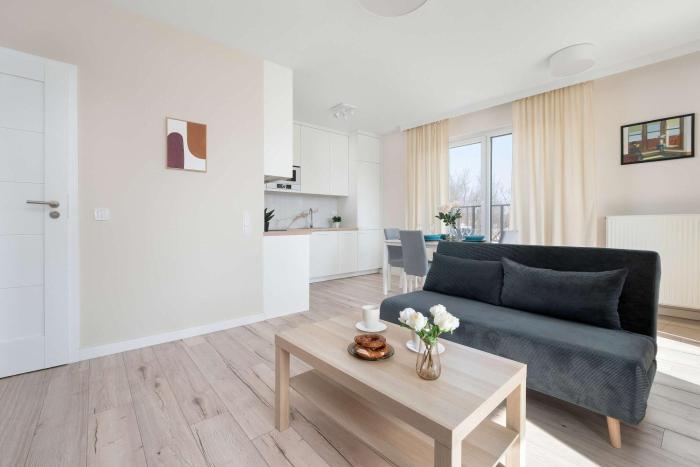 Jasny Apartament z Parkingiem oraz Balkonem w Łodzi by Noclegi Renters