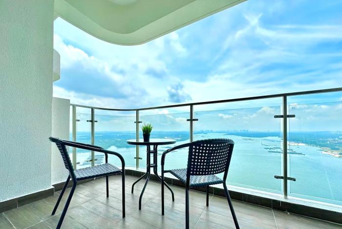 Bay Laurel Country Garden Danga Bay