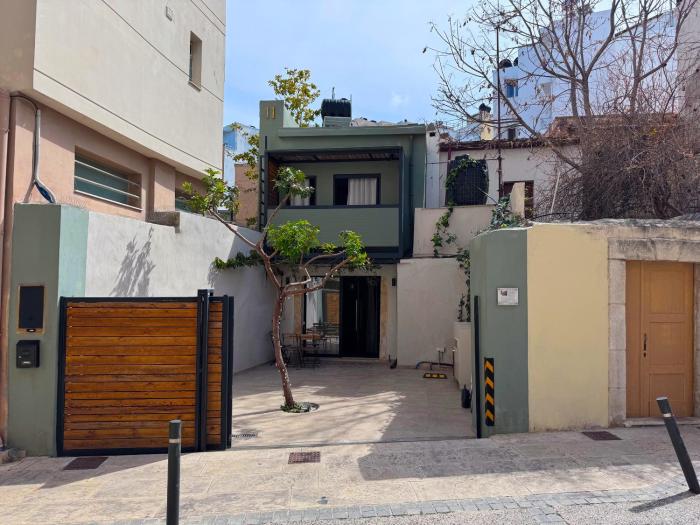 Janiko Small House with Parking Space