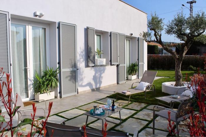 Seahome-private park, garden and outdoor kitchen