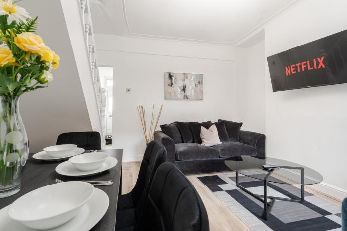 4 Mins to Anfield Flex Beds Bath & Shower TV
