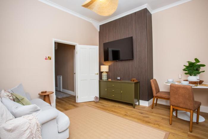 Vacant Nests Stylish 2BR Coastal Flat Parking