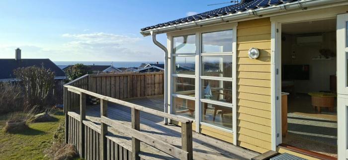 Cozy Yellow Holiday Home With Sea View