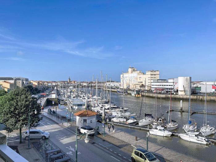 Charmant T2 avec Balcon au Cœur des Sables dOlonne, 150m du Centre, Ascenseur, Équipements Modernes - FR-1-331-213